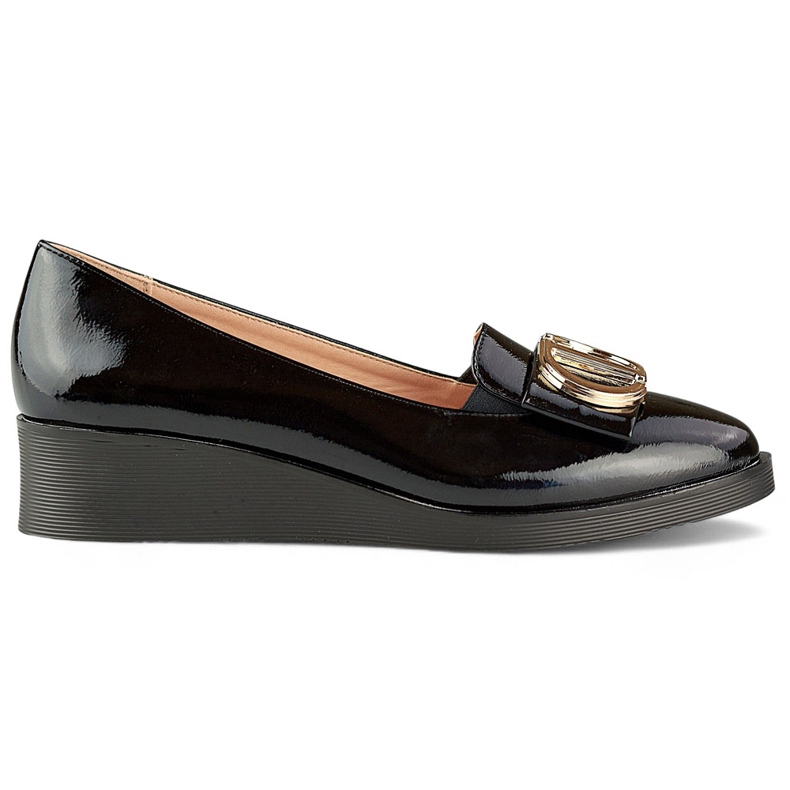 Elegantní černé lakované boty se zdobením na nízkém klínku černá