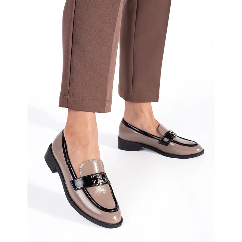 Lakované béžové a černé dámské mokasíny béžový