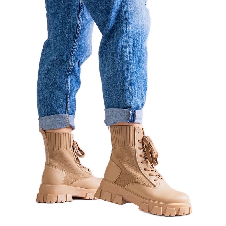 Béžové kotníkové boty s pružným svrškem značky Zogba béžový