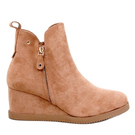 Semišové kotníkové boty Paxten Camel na klínku béžový Semišové kotníkové boty Paxten Camel na klínku béžový