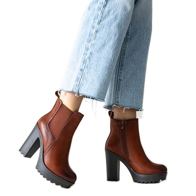 Hnědé kotníkové boty na vysokém podpatku značky Maladi hnědý