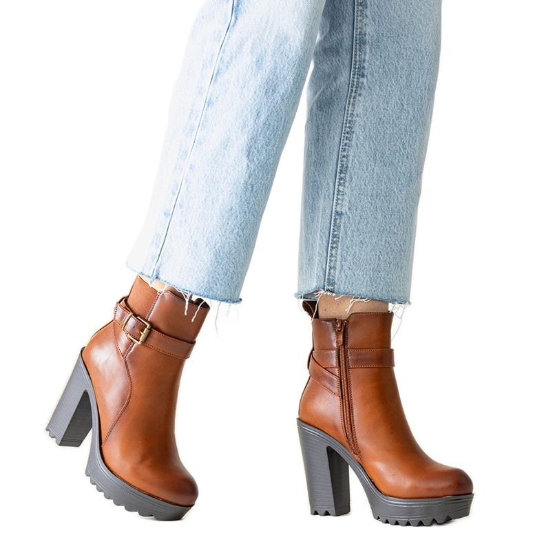 Hnědé kotníkové boty na podpatku značky Lubena hnědý