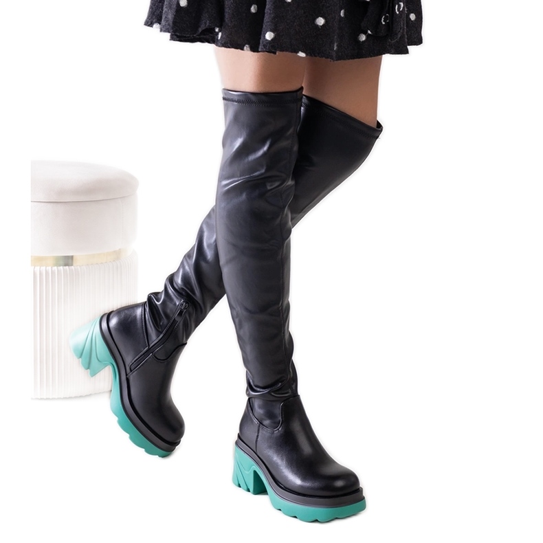 Černé zateplené kozačky s masivním blokem Meragomi černá