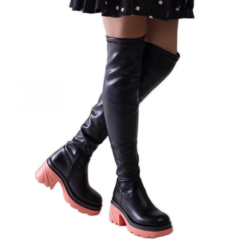 Černé zateplené kozačky s masivním blokem Meragomi černá