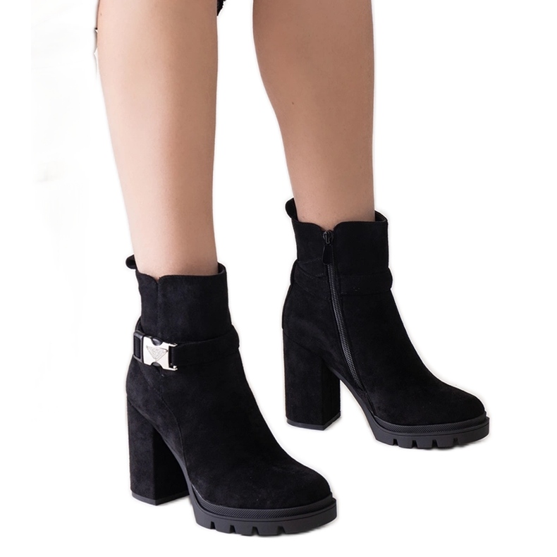 Černé kotníkové boty na vysokém podpatku zdobené sponou Torhia černá Černé kotníkové boty na vysokém podpatku zdobené sponou Torhia černá