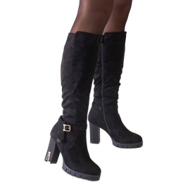 Černé zateplené kozačky na vysokém podpatku značky Alra černá