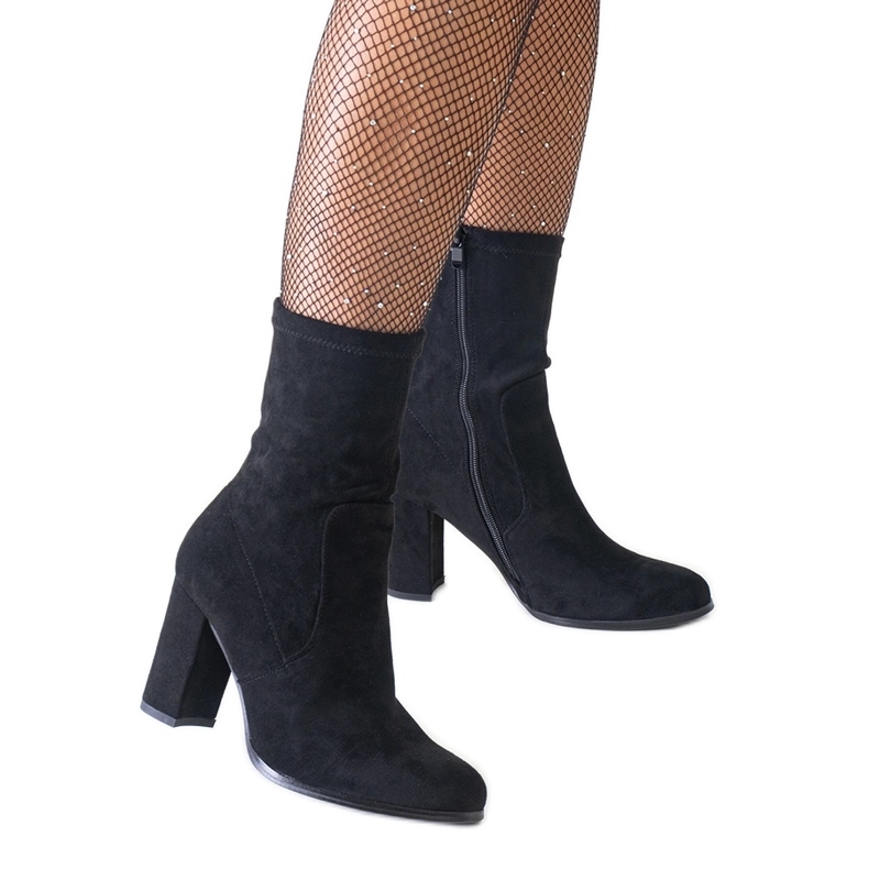 Černé vypasované kotníkové boty na vysokém podpatku z ekologického semiše značky Haner černá