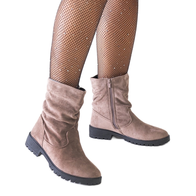 Hnědé mačkané kotníkové boty z ekologického semiše Hinda hnědý