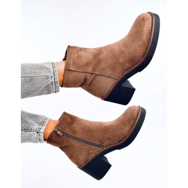 Semišové kotníkové boty na širokém podpatku Eliza Khaki - Inello hnědý Semišové kotníkové boty na širokém podpatku Eliza Khaki - Inello hnědý