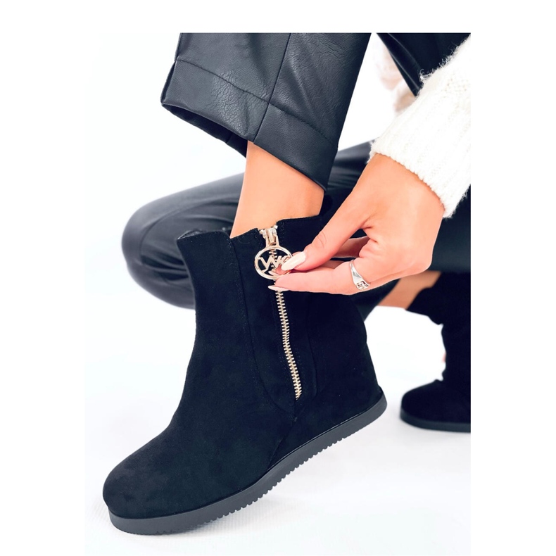 Vavin Black kotníkové boty na klínku se zlatým zipem - Inello černá