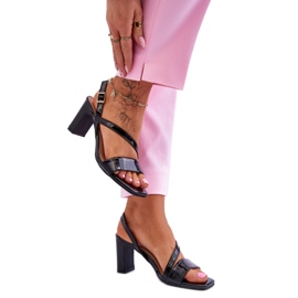 Černé lakované sandály na sloupku černý