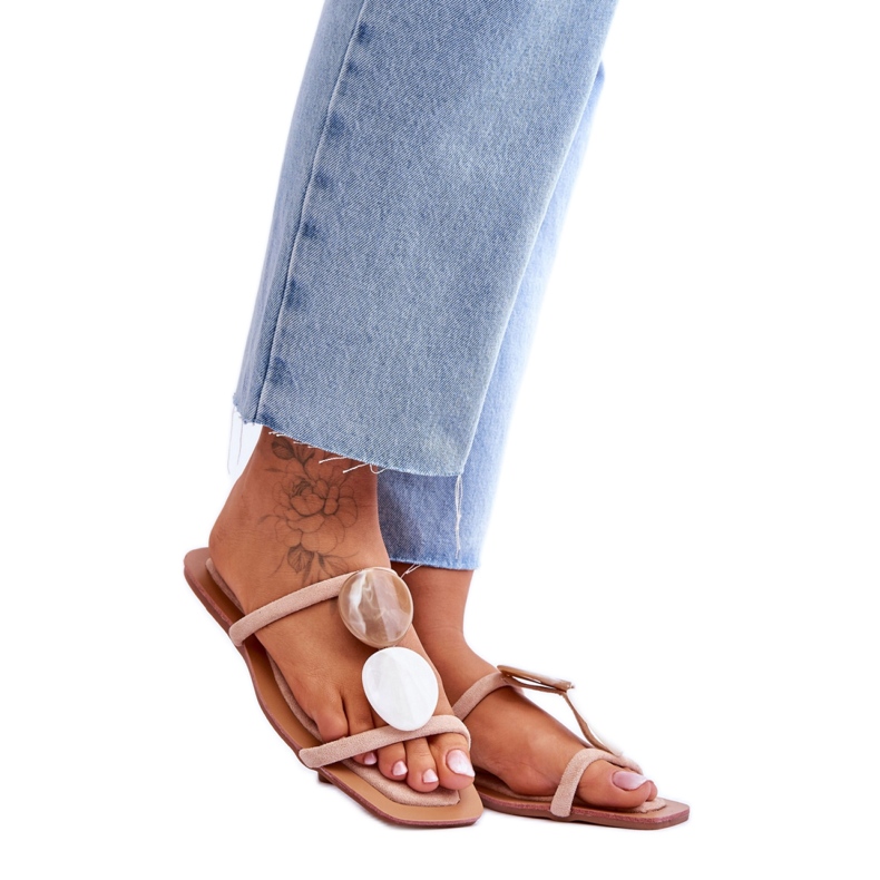 Semišové pantofle s béžovými ozdobami