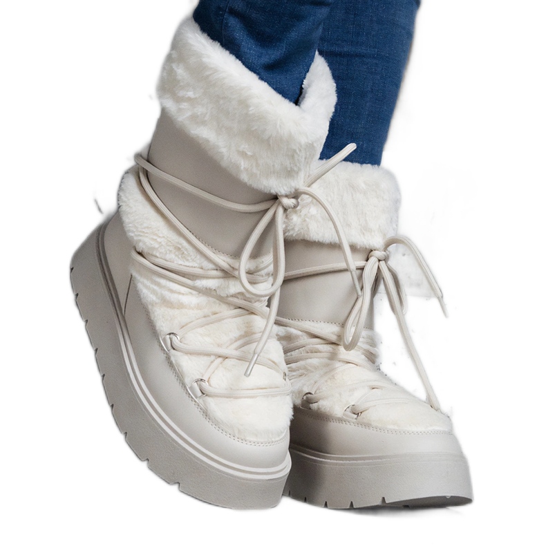 Světle béžové zateplené dámské sněhule zdobené kožíškem béžový