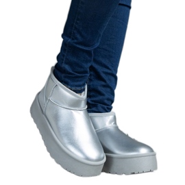 Stříbrné nízké sněhule na platformě stříbro