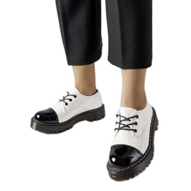 Bílé a černé lakované boty bílý