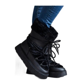 Černé zateplené šněrovací sněhule zdobené kožíškem černá