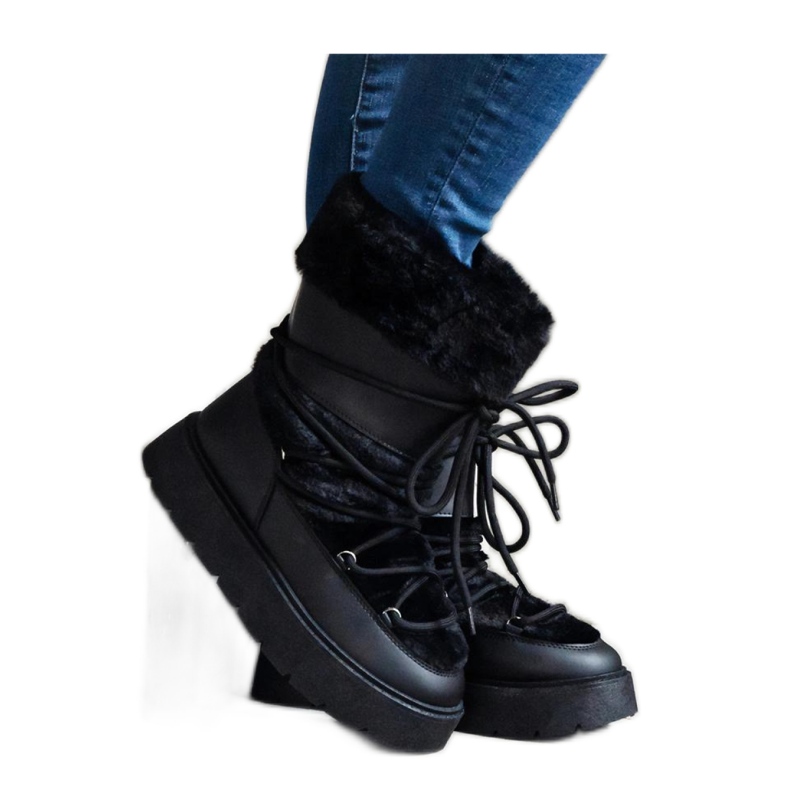 Černé zateplené šněrovací sněhule zdobené kožíškem černá