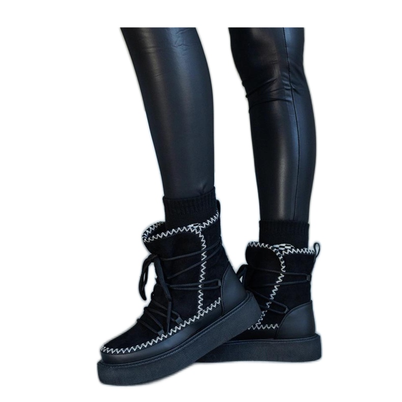 Černé sněhule na platformě s tkaničkami zdobené výšivkou Mckenzie - Solea černá