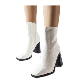 Bílé kotníkové boty s imitací krokodýlí kůže Belluci - Solea bílý Bílé kotníkové boty s imitací krokodýlí kůže Belluci - Solea bílý