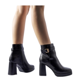 Černé zateplené klasické kotníkové boty ze semiše Caio - Solea černá Černé zateplené klasické kotníkové boty ze semiše Caio - Solea černá