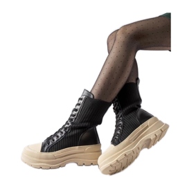 Černé ponožkové kozačky se světlou podrážkou černá