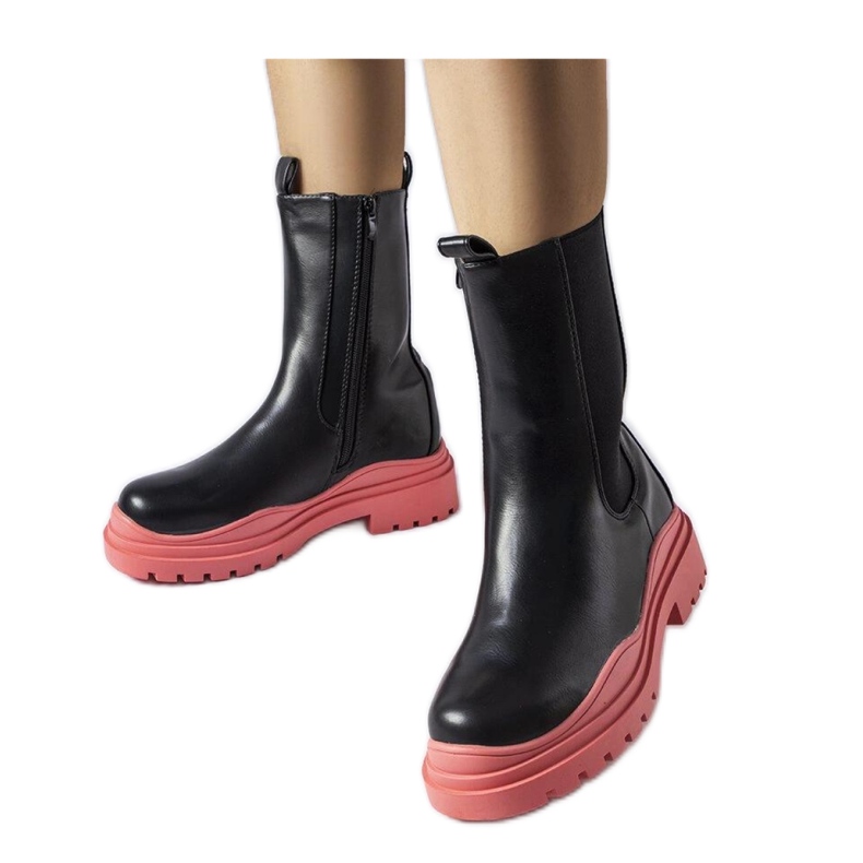 Černé kozačky s barevnou podrážkou černá