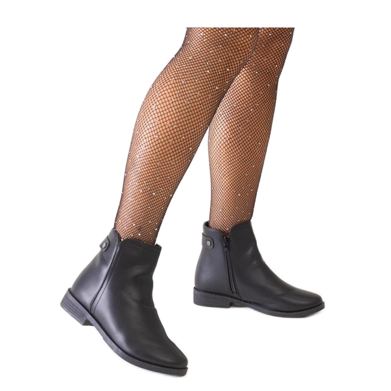 Černé klasické kotníkové boty vyrobené z ekokůže černá