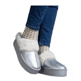 Stříbrné pantofle na platformě zdobené kožíškem s gumičkou v patě, Asza - Solea šedá Stříbrné pantofle na platformě zdobené kožíškem s gumičkou v patě, Asza - Solea šedá