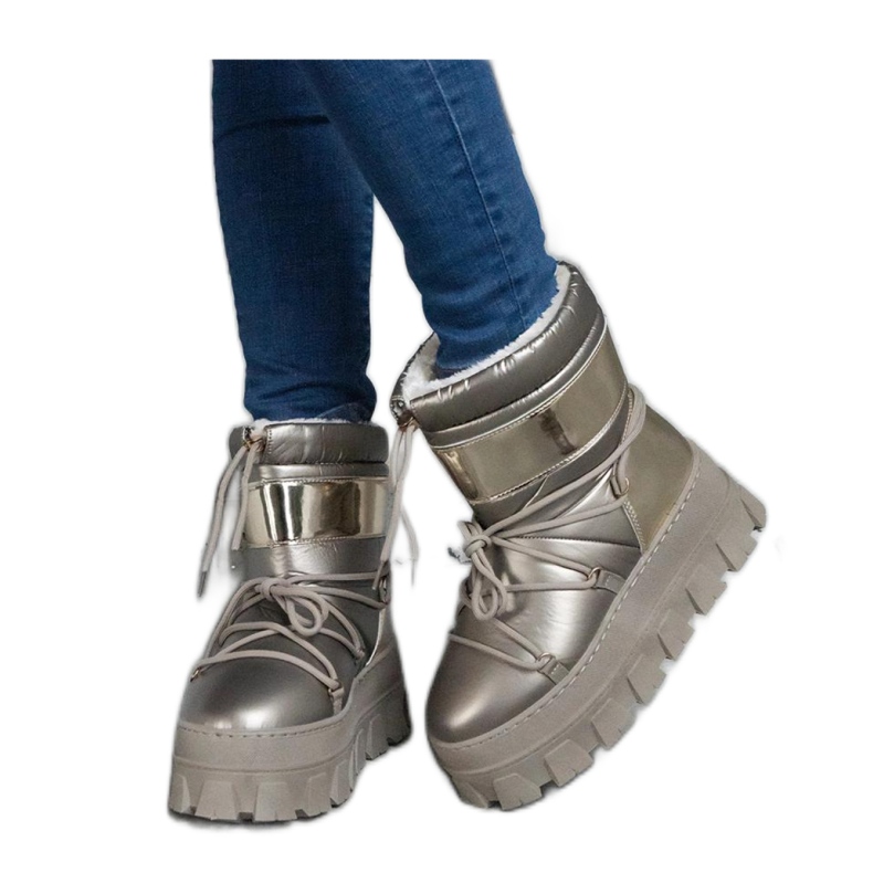 Zlaté sněhule na platformě s lakovanými vložkami Losta - Solea Zlaté sněhule na platformě s lakovanými vložkami Losta - Solea