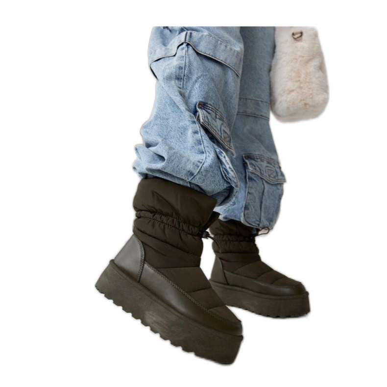 Zelené zateplené sněhule na platformě zelená