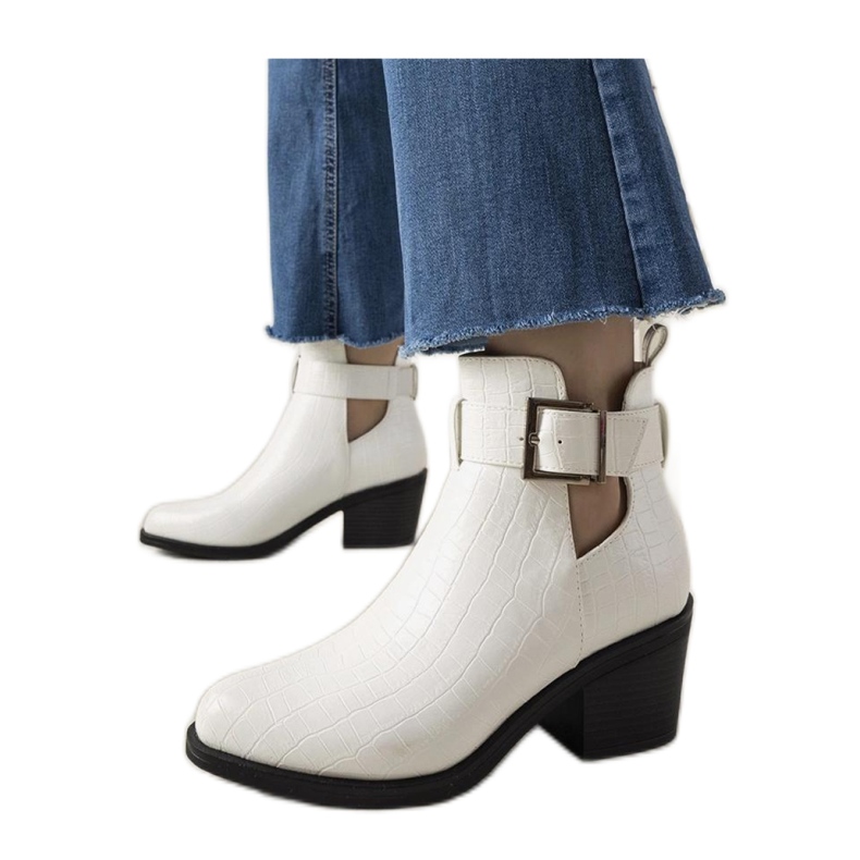 Bílé kotníkové boty s výřezy bílý