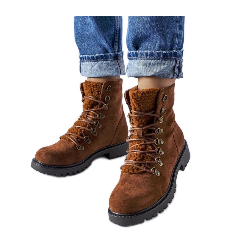 Hnědé kotníkové boty vyrobené z ekologického semiše hnědý