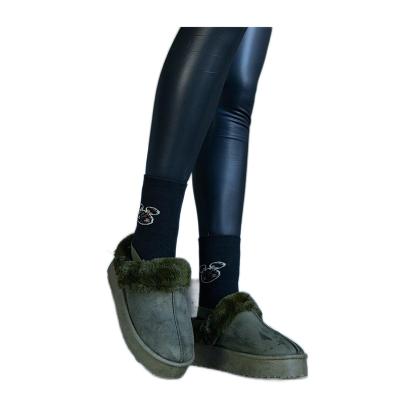 Zelené pantofle na platformě zdobené kožíškem a s gumičkou na patě zelená Zelené pantofle na platformě zdobené kožíškem a s gumičkou na patě zelená