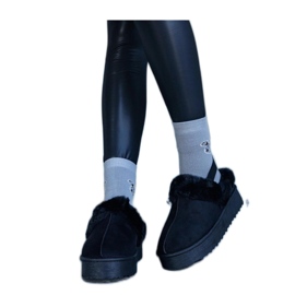 Černé pantofle na platformě zdobené kožíškem a s gumičkou na patě černý