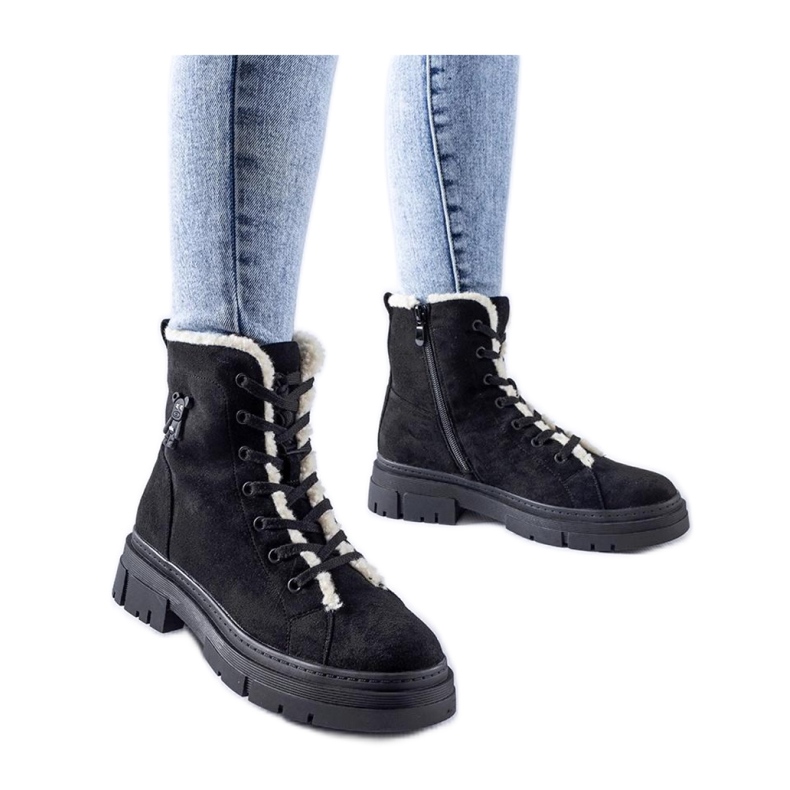 Černé zateplené kotníkové boty z ekologického semiše černá