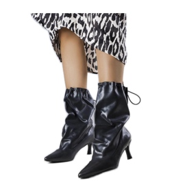 Černé kozačky na nízkém podpatku černá Černé kozačky na nízkém podpatku černá