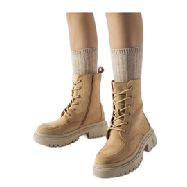 Hnědé kozačky s masivní podrážkou černý