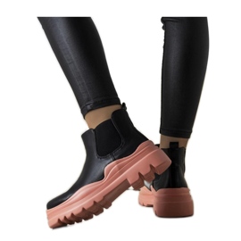 Černé kotníkové boty na růžové platformě černý