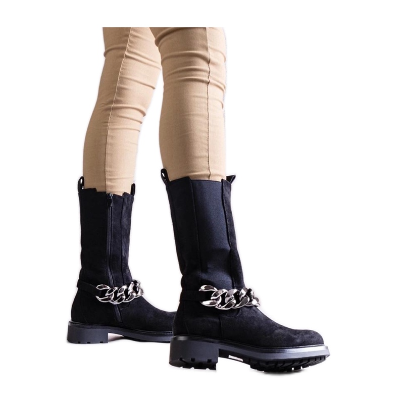 Černé dámské kotníkové boty zdobené řetízkem černá Černé dámské kotníkové boty zdobené řetízkem černá