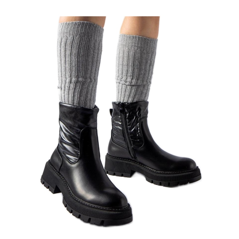 Černé kotníkové boty s ozdobným svrškem černá Černé kotníkové boty s ozdobným svrškem černá