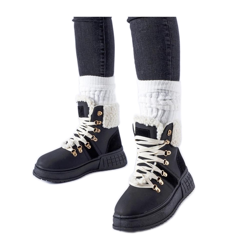 Černí dělníci na masivní platformě černá