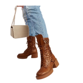 Hnědé prolamované kozačky na vysokém podpatku hnědý