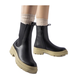 Černé kotníkové boty s olivovou podrážkou černá