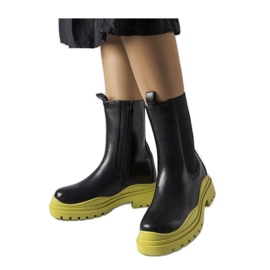 Černé kozačky s barevnou podrážkou černý