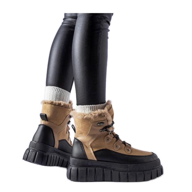 Béžové kozačky na masivní podrážce béžový