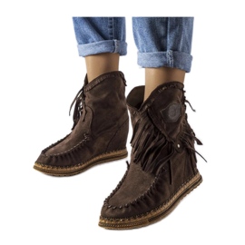 Hnědé kozačky na klínku hnědý Hnědé kozačky na klínku hnědý