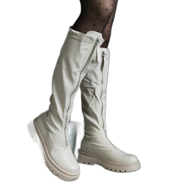 Béžové kozačky z ekokůže na plochém podpatku zdobené zipem béžový