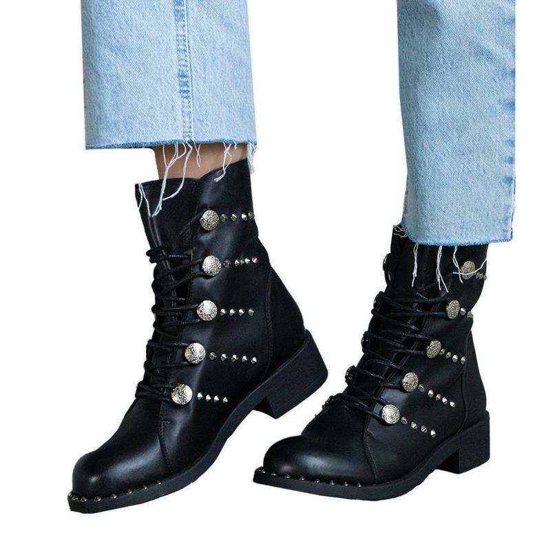Černé šněrovací kotníkové boty zdobené cvočky černá Černé šněrovací kotníkové boty zdobené cvočky černá