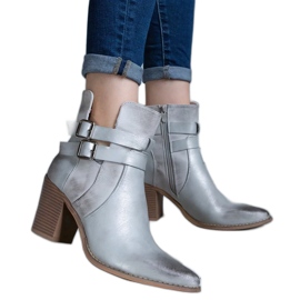 Stříbrné kotníkové boty na podpatku zdobené výřezem stříbrný