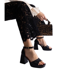 Sandály černých žen na masivní patě